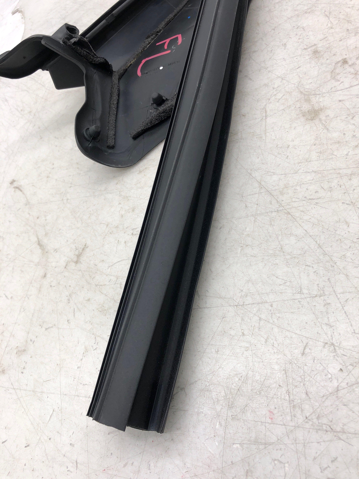 2019-2023 ASTON MARTIN VANTAGE LEFT DOOR MOULDING WEATHER STRIP KY63-C20291-A