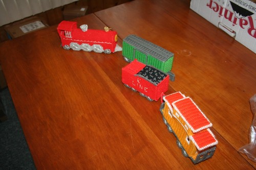 completed plastic canvas TRAIN 4 train cars - 第 2/5 張圖片