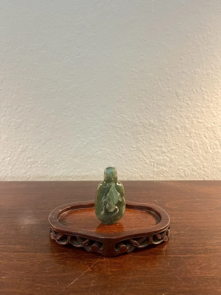 Antigua botella de tabaco china tallada a mano de jadeíta con motivo de niño y sapo 刘海戏金蟾 Foto 2 de 4