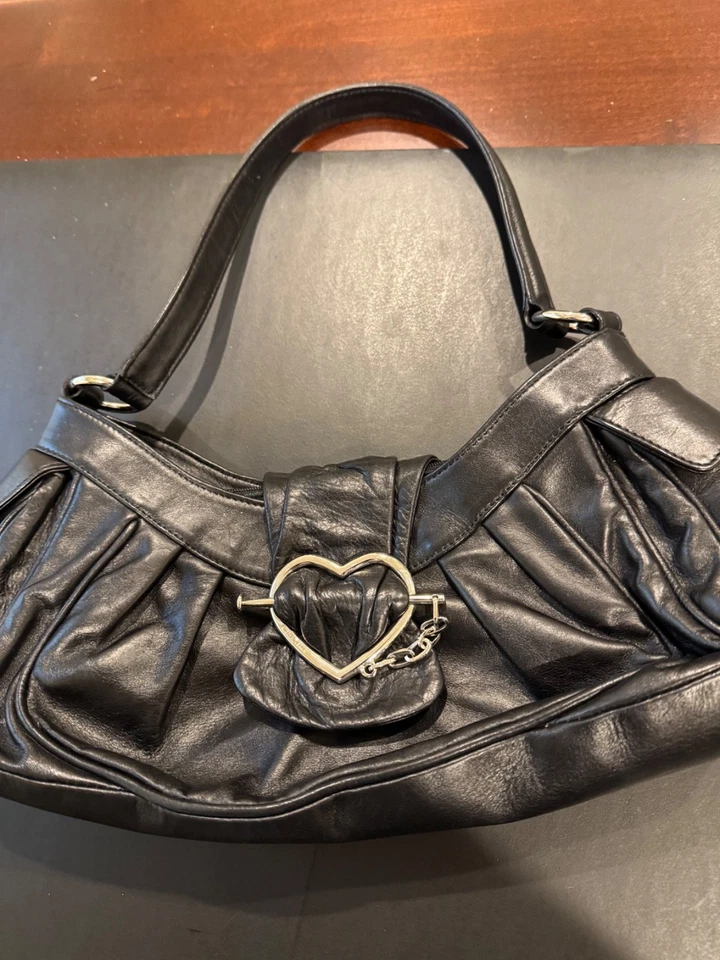 Bolso de hombro Moschino plisado con cierre de corazón de cuero negro (W 15 pulgadas x W 8 pulgadas x D 4") Foto 3 de 4