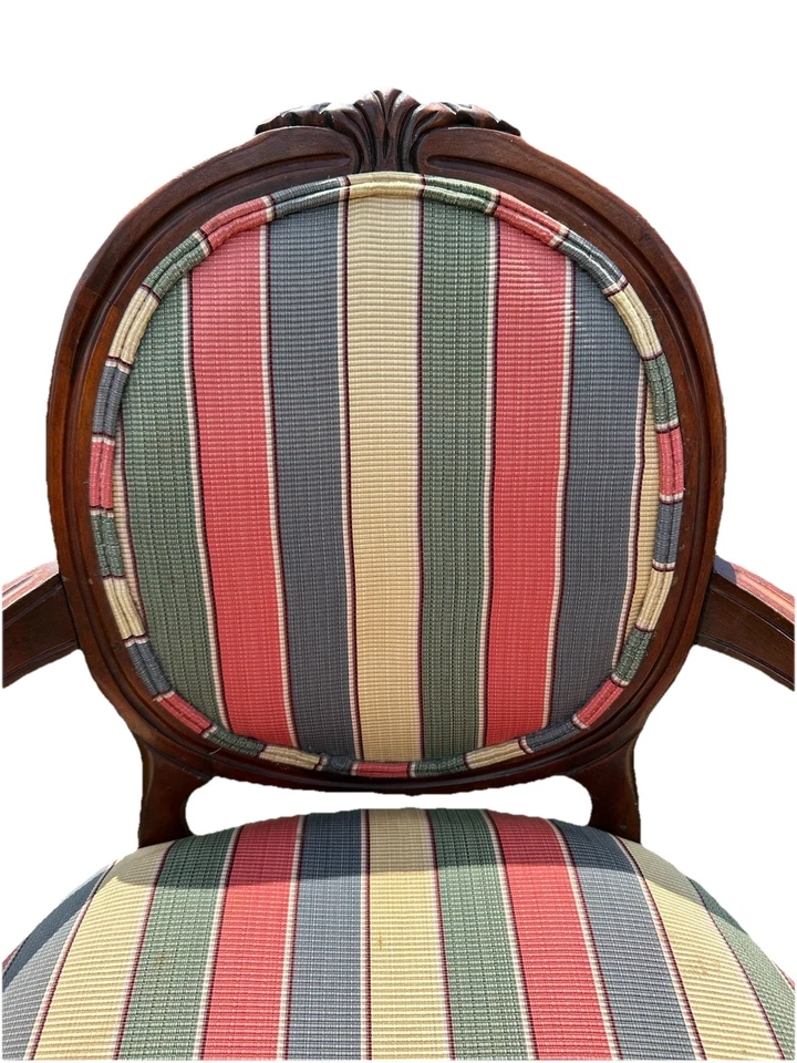 Antiguo Elegante Sillón Francés Estilo Luis XV Madera Tallada Asiento de Resorte Foto 2 de 4