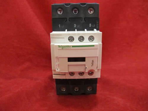 Schneider LC1D65AF7 TeSys D Magnetic Contactor 65A 110V AC - Foto 1 di 2