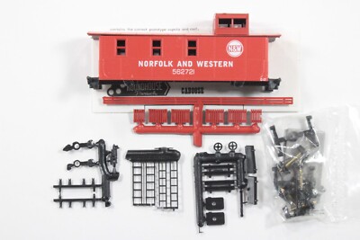 HO Roundhouse Norfolk & Western New Style Regular Steel Caboose #562721 New Kit