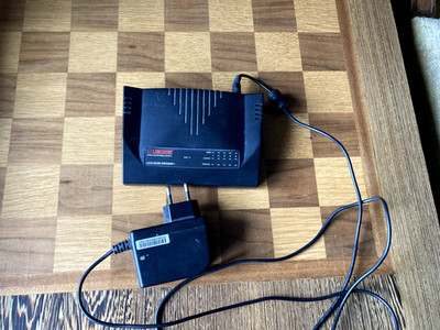 Longshine 5 Port 10/100 Mbps Switch für Netzwerk LCS-883R-SW500M+ mit Netzteil