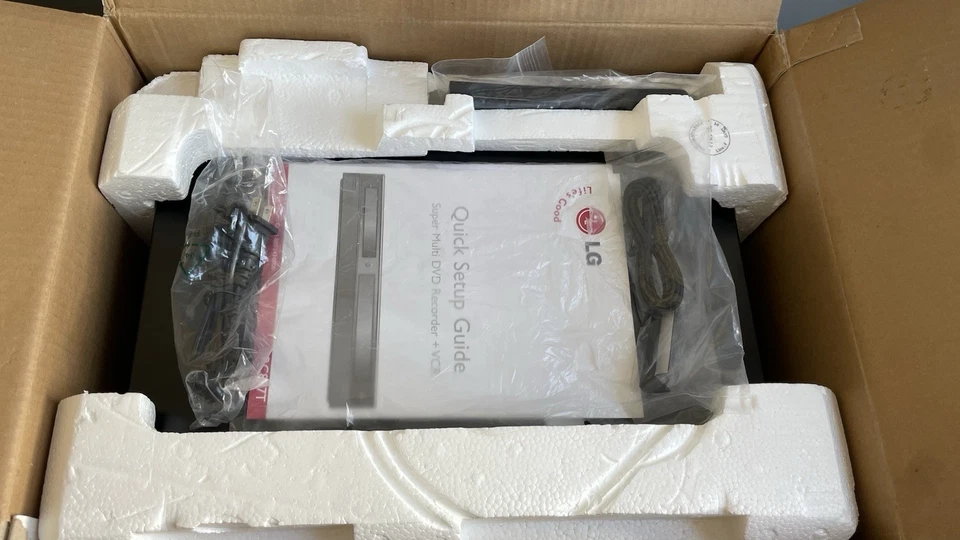 Grabadora de cinta LG RC897T DVD VHS con sintonizador digital 1080p escalado NUEVA EN CAJA Foto 3 de 4