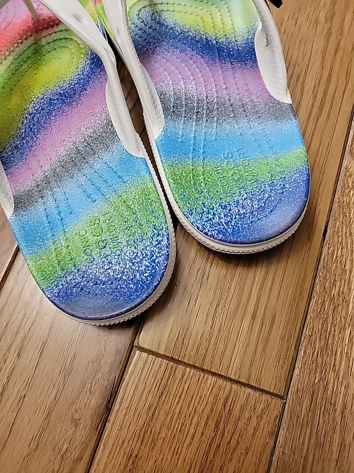 Sandalias chanclas Crocs para mujer tinte en aerosol talla 7 blancas multiligeras y cómodas Foto 4 de 4