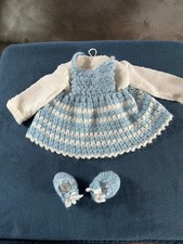 Gehäkelte 3teilige Puppen - Kleidung Trägerrock, Jacke und Schuhe  sehr gepflegt