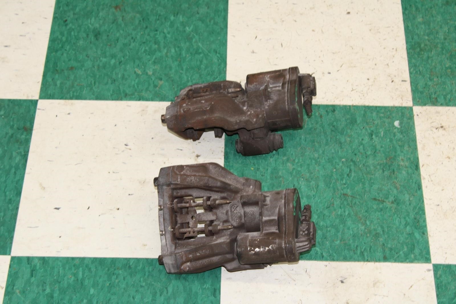 17-24 Ghibli Rear Pair 2x Driver Passenger Parking Brake Calipers Factory OEM OE