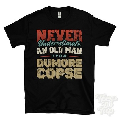 NIEMALS UNTERSCHÄTZEN SIE EINEN ALTEN MANN AUS DUMORE COPSE T-SHIRT Weihnachtsgeschenk East Dean