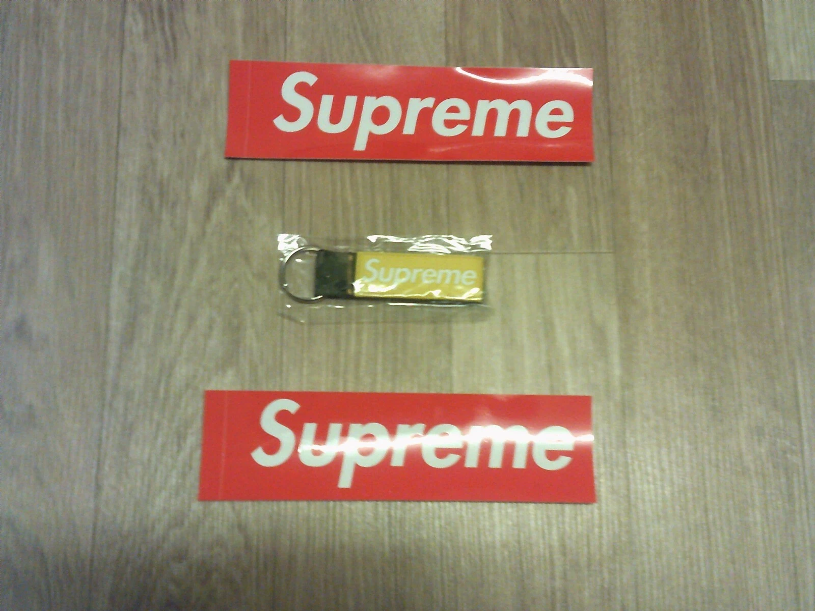 Porte clés Supreme jaune SS23 flambant neuf avec étiquettes commande confirmée livraison mondiale