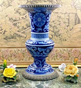VINTAGE PORCELAIN BLUE WILLOW BLUE AND WHITE CHINOISERIE BRASS BRONZE VASE URN