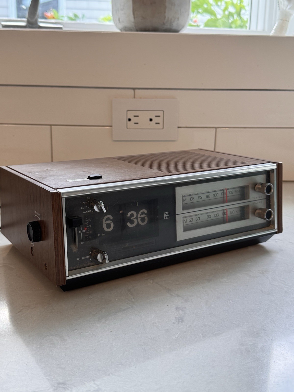 Vintage Panasonic RC-6530 Flip Clock Alarm Radio AM/FM Woodgrain Works