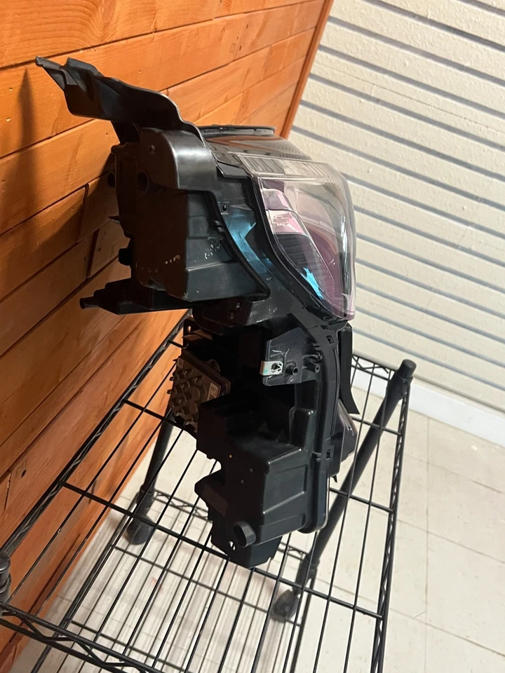 Front Right Headlight for 2021-2023 Chevrolet Tahoe/Suburban OEM 85547099 - Image 4 of 4