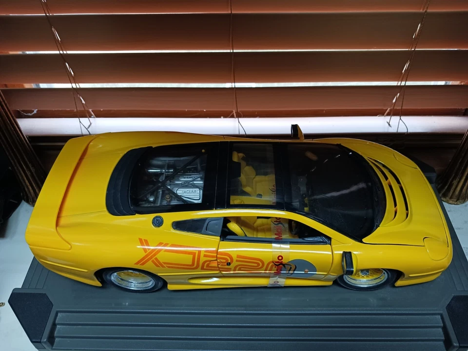 Yellow Maisto 1:12 #33201 Jaguar XJ220 1992 Car Model in Original Box - Image 3 of 4