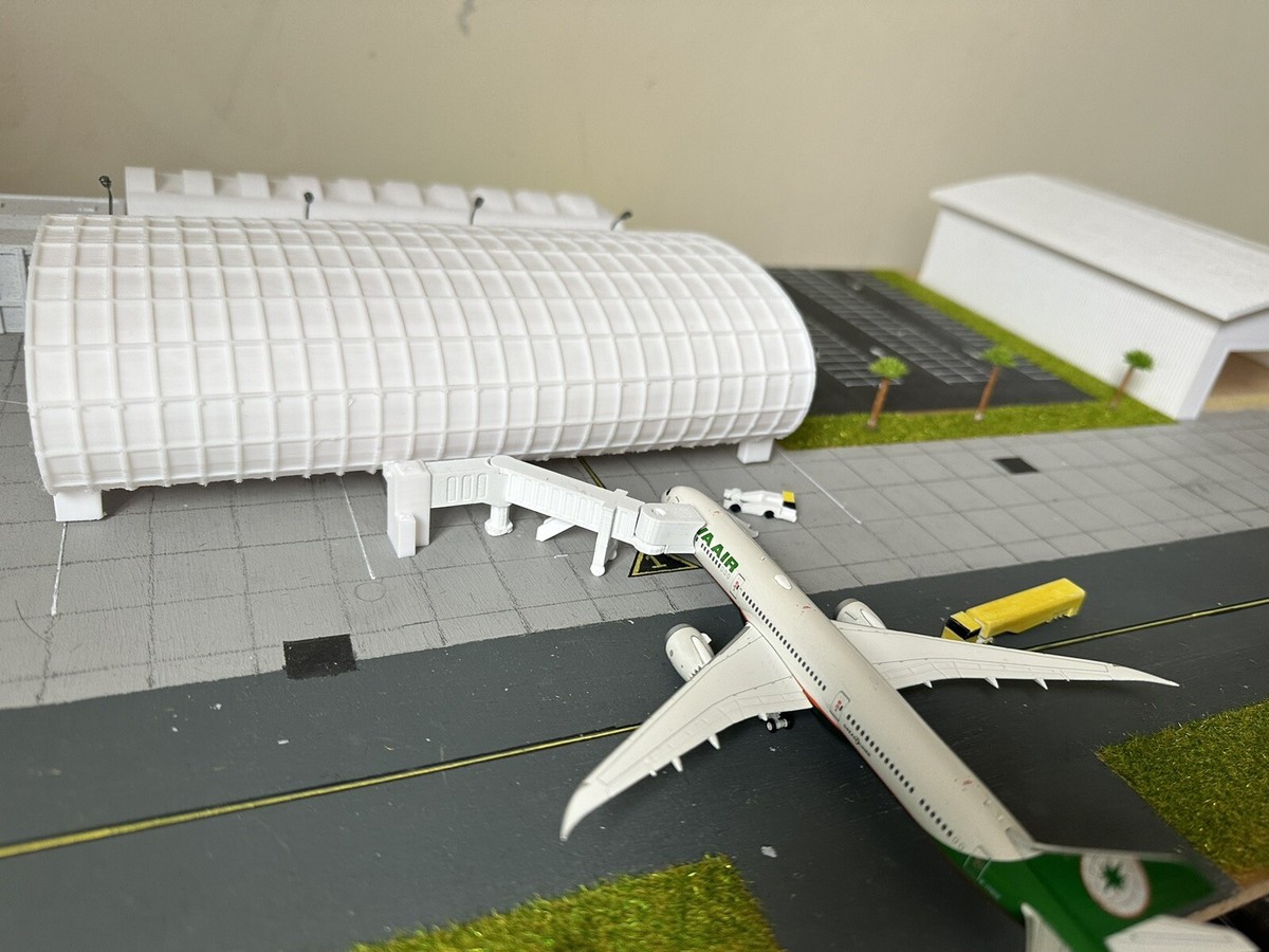 Generic Airport Terminal (White) 1:200 Diorama Model