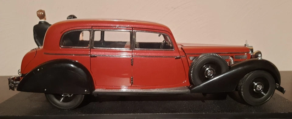 Mercedes 770K von 1938 rot metallic mit zwei Figuren in 1:18 von Signatur - Bild 4 von 4