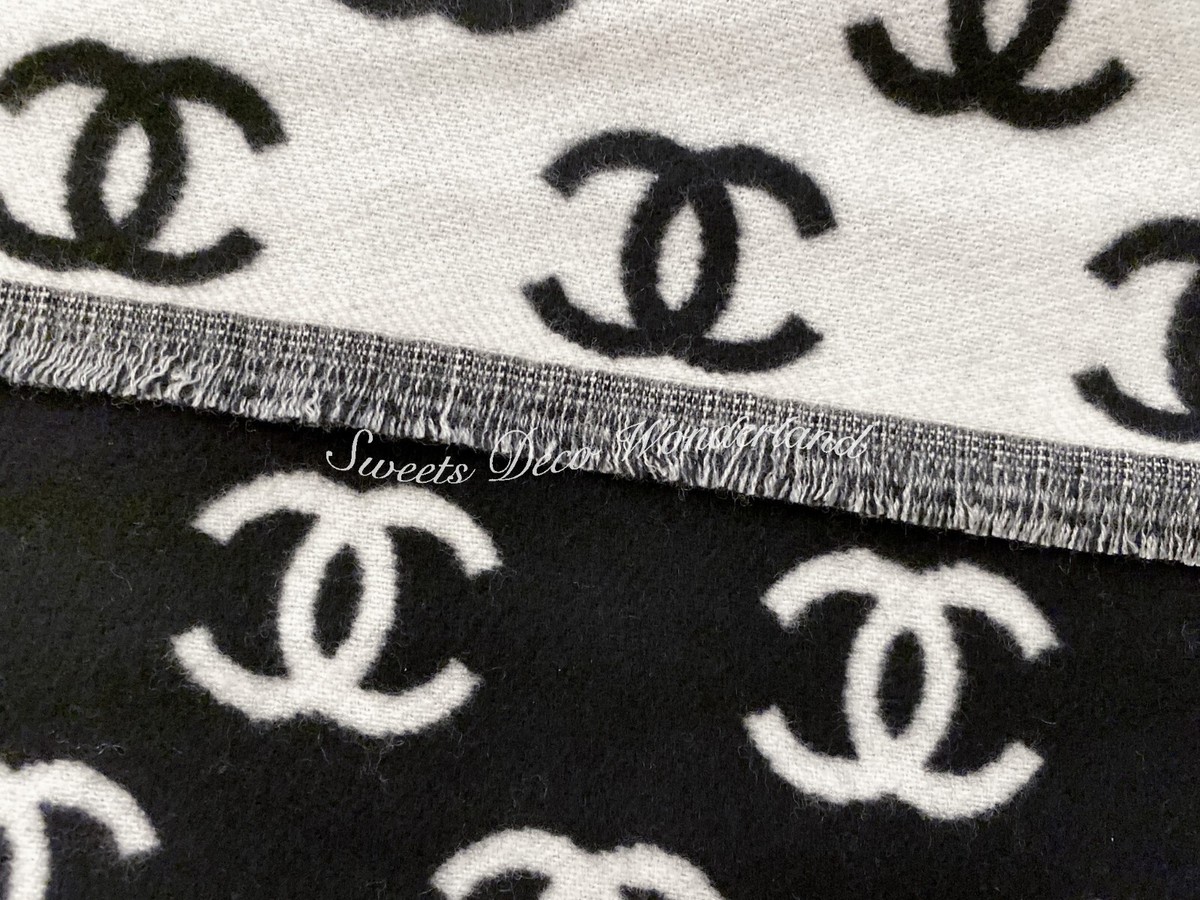100% AUTHENTIC CHANEL BRAND NEW BLACK & WHITE CC LOGO WOOL