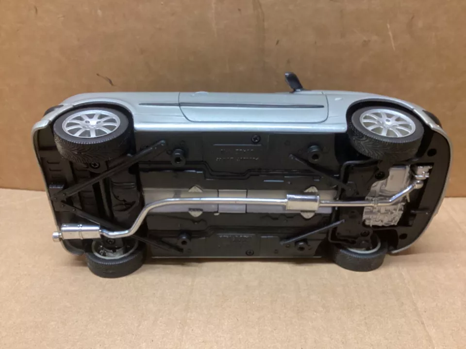 Coche modelo diecast Peugeot 206 CC 2001 plata 1:18 Foto 4 de 4