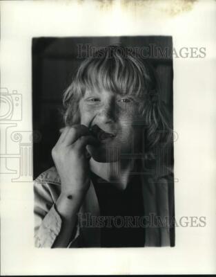 1977 Press Photo Randy Relan, 14, tasting a Louisiana Strawberry - noc68800