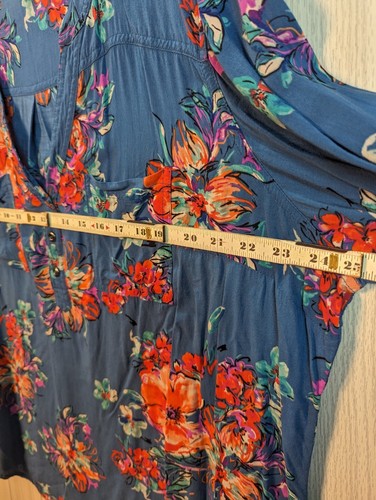 Torrid Sz 2, 2X Blue Harper Georgette Floral Blouse Sheer 3/4 Sleeve V Neck Top - Picture 6 of 6