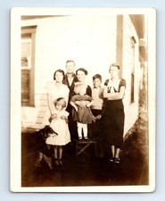 Antigua foto vintage HOMBRE MUJERES NIÑAS NIÑO Y PERRO FUERA DE CASA INSTANTÁNEA