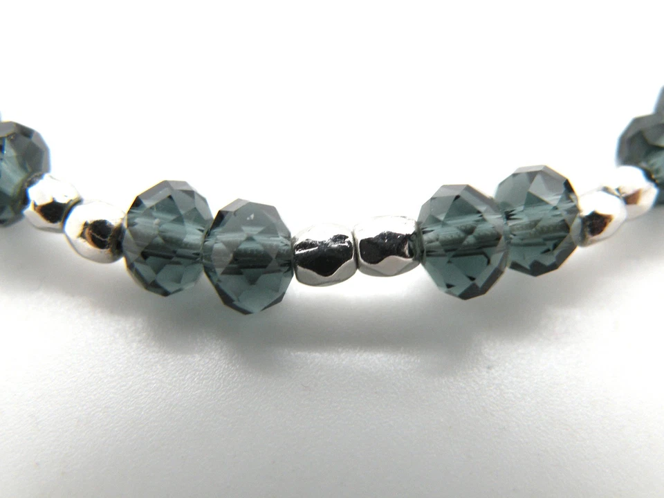 Brazalete brazalete elástico plateado borla gris con cuentas c+i Chloe + Isabel para mujer Foto 3 de 4