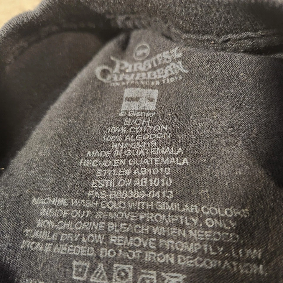 Camisa Disney Piratas del Caribe Para Hombre Pequeña Negra Sobre Mareas Extrañas Gráfico Foto 4 de 4