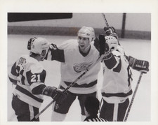 TYPE 1: 1989 Press Photo Detroit Red Wings Adam Oates, Petr Klima, Dave Barr