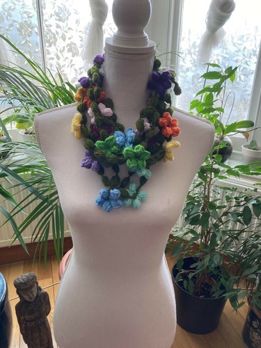 Crochet fancy flowered pastel colors necklace/Mother's Day handcrafted necklace - Picture 4 of 5