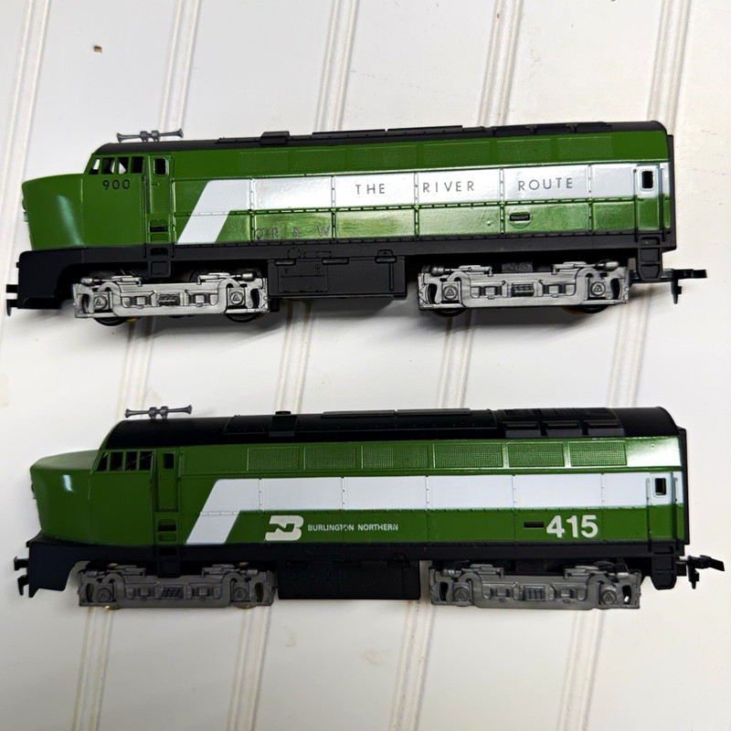 TYCO HO Burlington Northern Sharknose Diesel Locomotives BN 415 & 900 (pair)