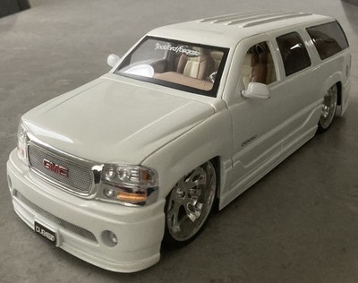 Jada Toys Dub City GMC Yukon Denali 2002. Maßstab 1/18. Diecast Modell