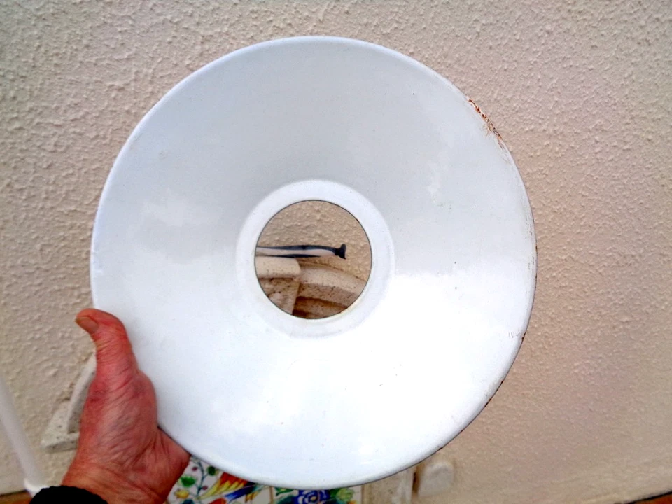 Ancienne lampe de cour de ferme abat-jour émaillé grande taille fond de stock - Photo 2/3