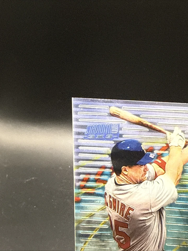 2000 Topps Stadium Club 3x3 Luminescent Mark McGwire #3A Nice card 🔥🔥🔥 - Image 3 of 4
