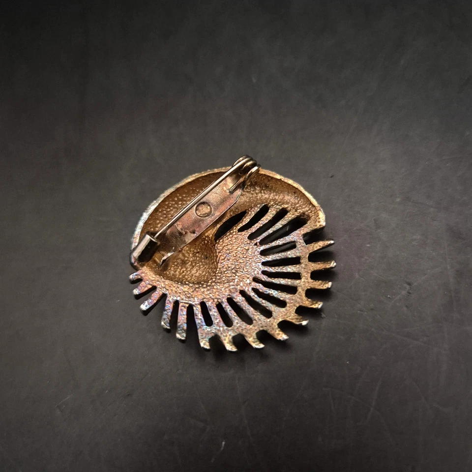 Skulpturale Vintage Brosche – Halbmuschel-Design in Bi-Color - Bild 4 von 4