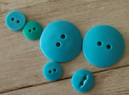 Bag of 31 Plastic Buttons ~ Multicolored ~ Various Sizes ~ Decorative Buttons - Picture 5 of 7