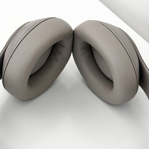 Beats Studio Pro Over the Ear Wireless Headphones Sandstone AppleCare+ till 2026 - Picture 9 of 10