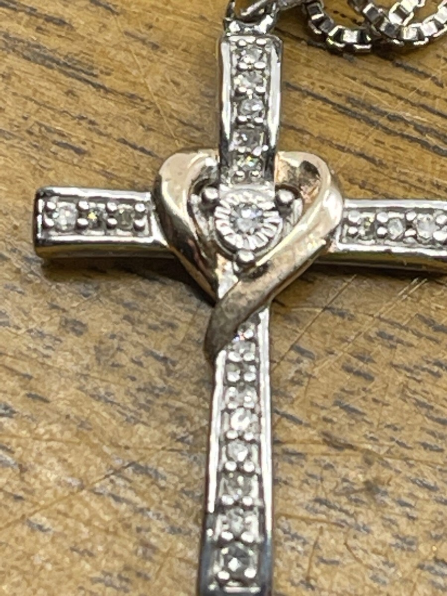 SK9 Sterling Silver & Diamond Cross Pendant & 18