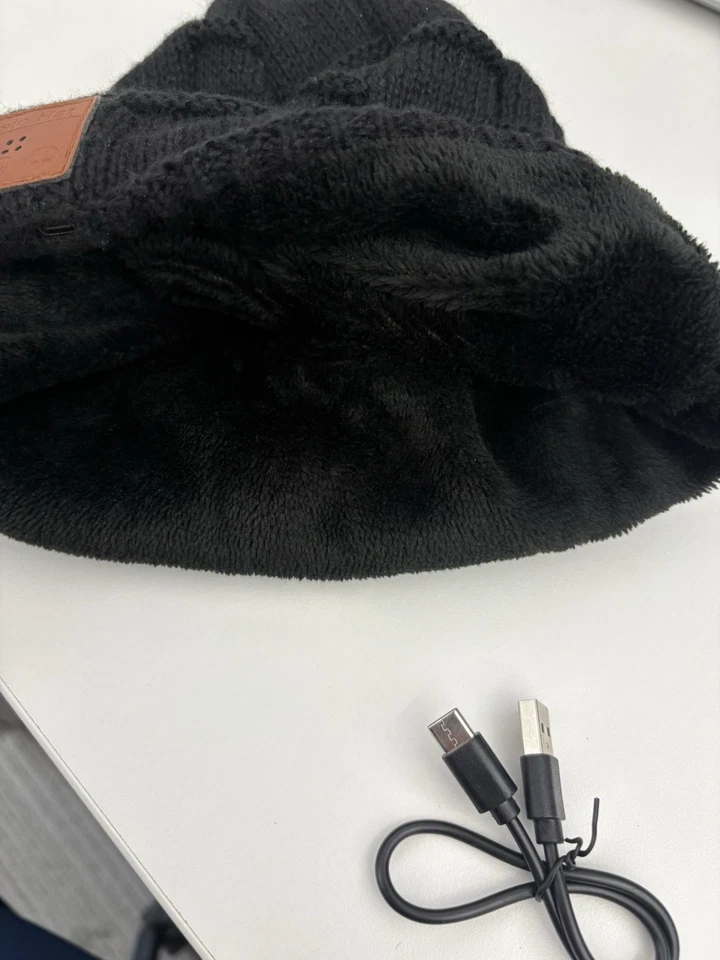 Gorro Negro Vellón BLUETOOTH con Auriculares Tecnología Única - NUEVO, USB C Foto 3 de 4