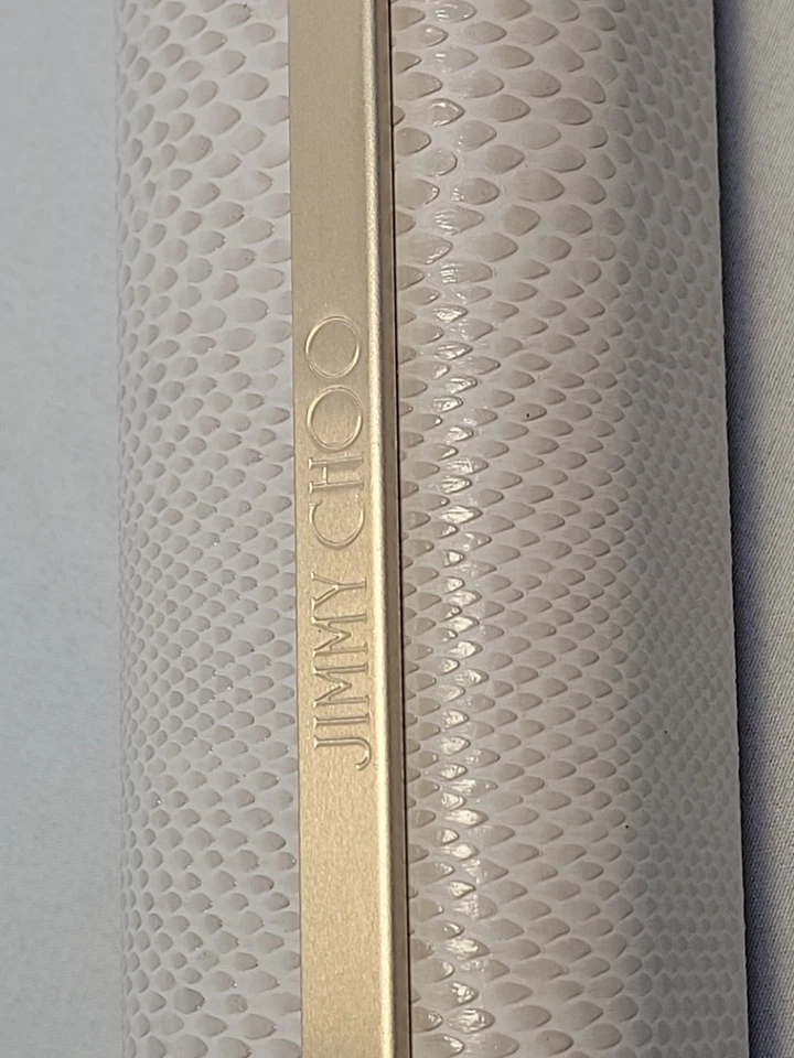 Estuche de gafas Jimmy Choo imitación blanca piel de serpiente detalle barra dorada cierre magnético Foto 2 de 4