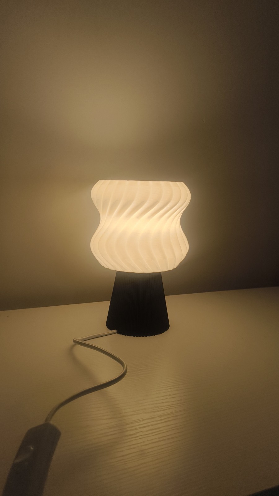 Lampe design imprimée en 3D haute couture en polymère biosourcé beige sable de 30cm