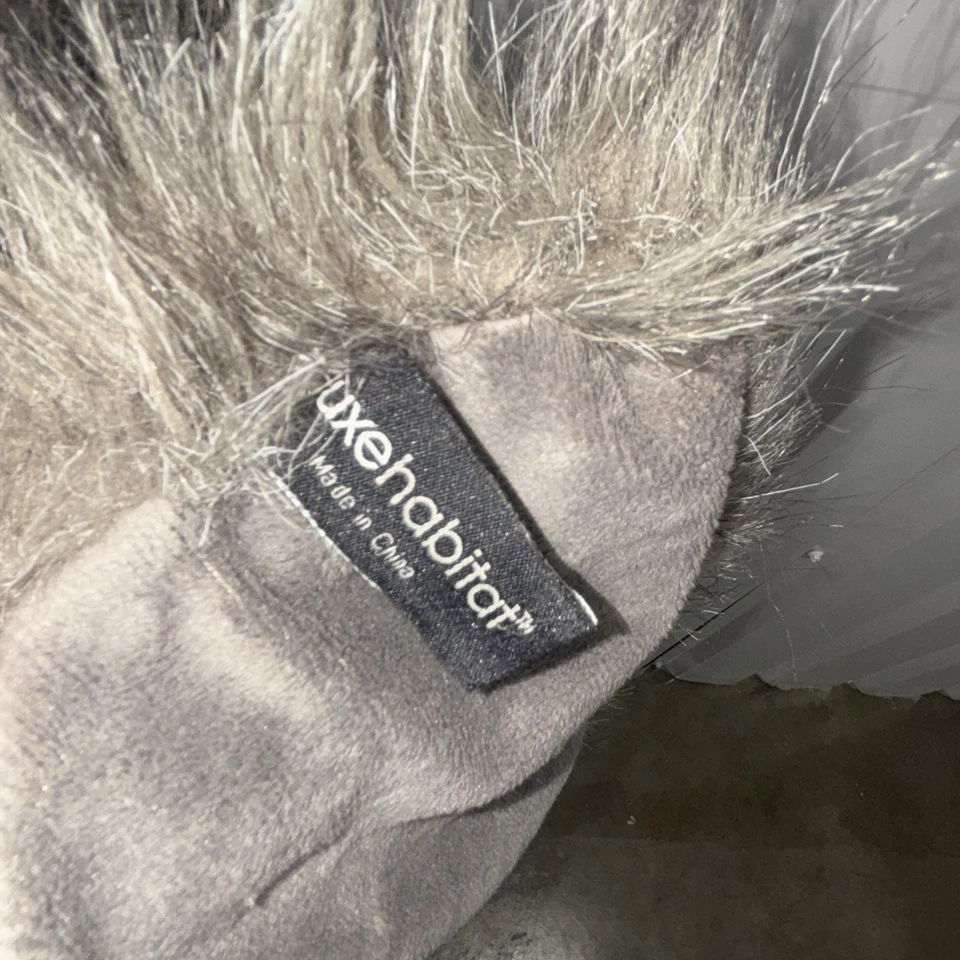 Manta de lujo de piel sintética Luxe Habitat gris en excelente estado 50x60 Foto 2 de 4