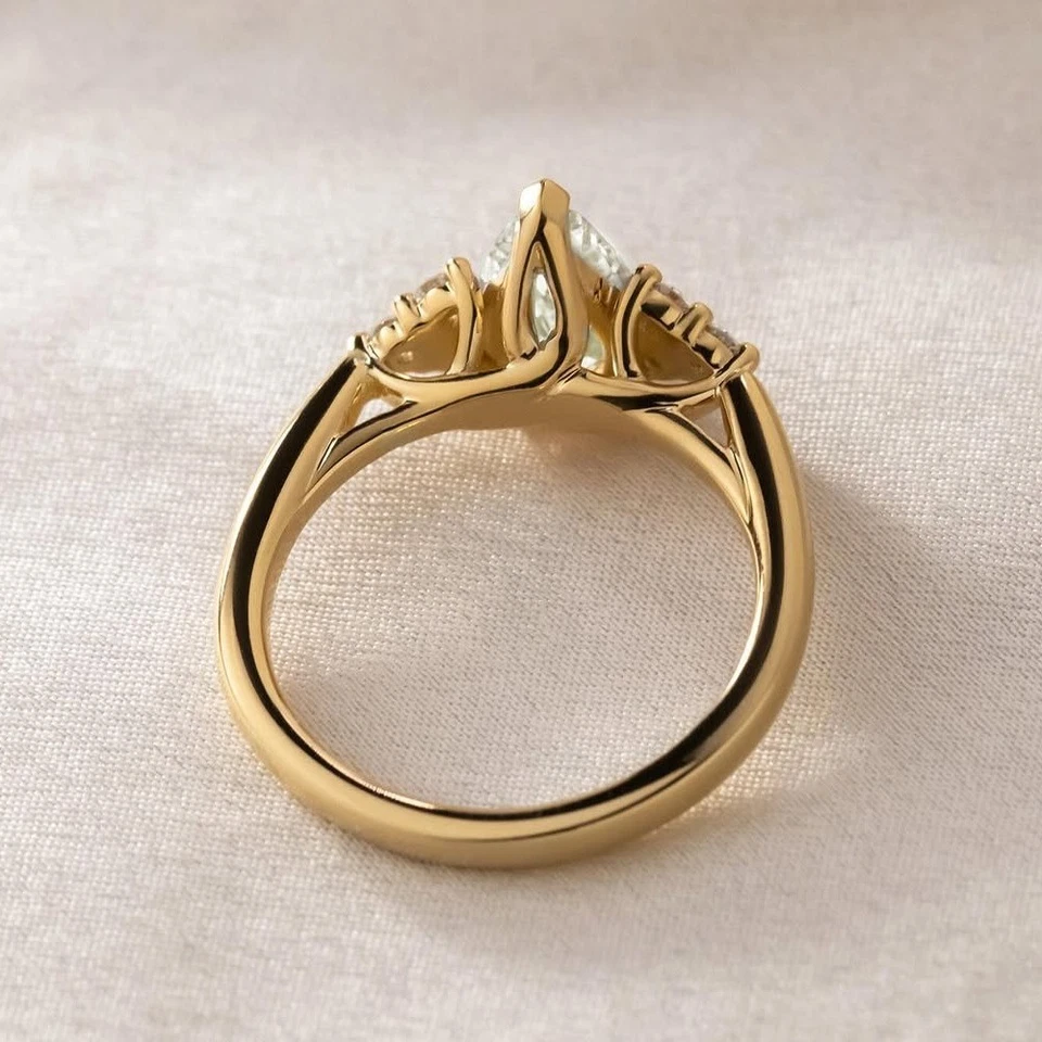 Anillo de compromiso de diamantes cultivados en laboratorio IGI 2,50 quilates corte pera E VS1 en oro amarillo de 14 k Foto 2 de 4
