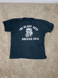 camiseta negra letras blancas