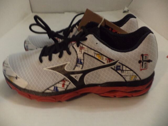 white mizuno running shoes