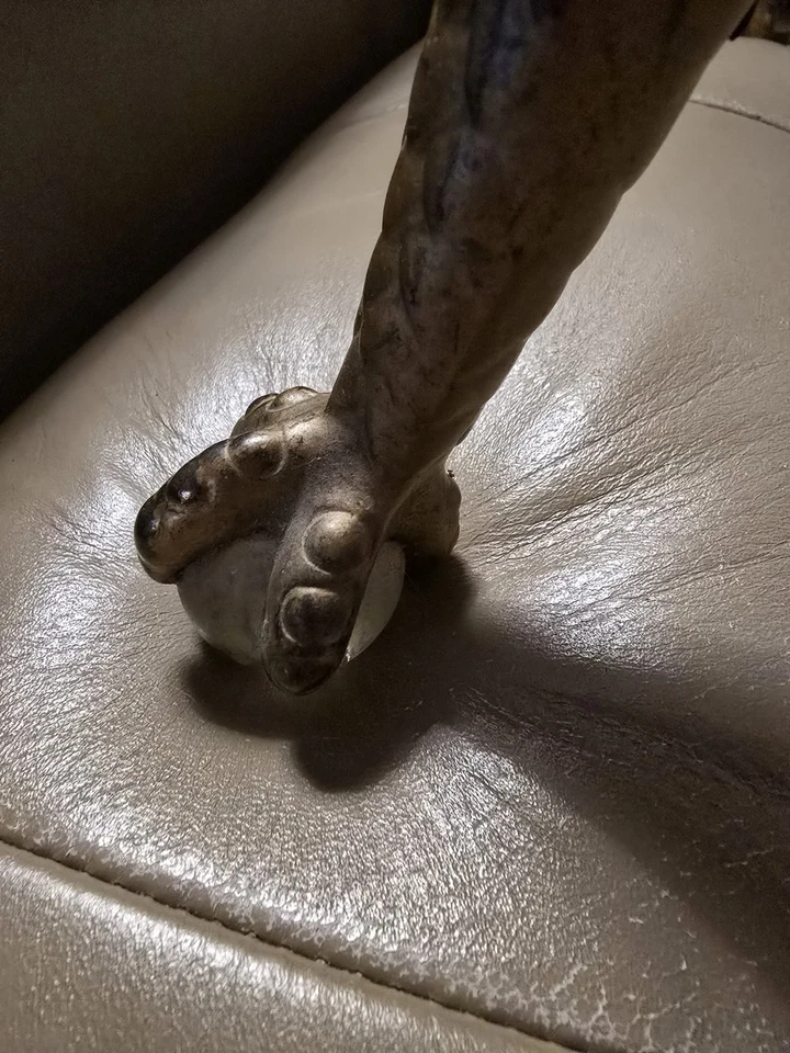 Antiguo taburete Eagle de cuatro patas con fondo de bola de vidrio Foto 4 de 4