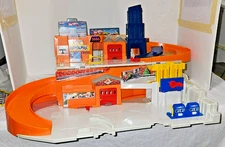 2015 Mattel Hot Wheels Sto and Go Folding Car Wash & Track Service Station DMW90