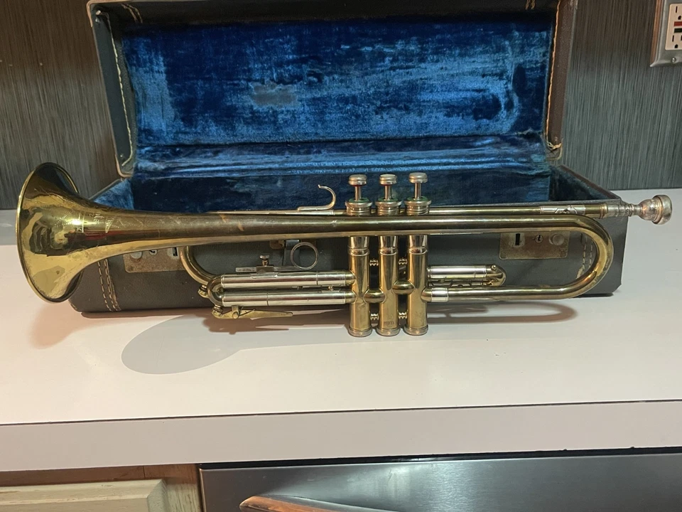 Trompeta de latón La Monte Superior vintage con boquilla y estuche Vincent Bach Foto 2 de 4