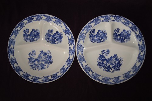 Blue Willow set of 4 grill divided dinner plates Royal China oriental scene - Picture 4 of 5