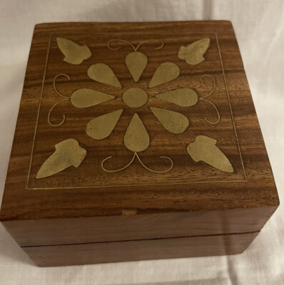 Schmuckschatulle aus Holz aus Indien mit Messingintarsien Blumenmuster