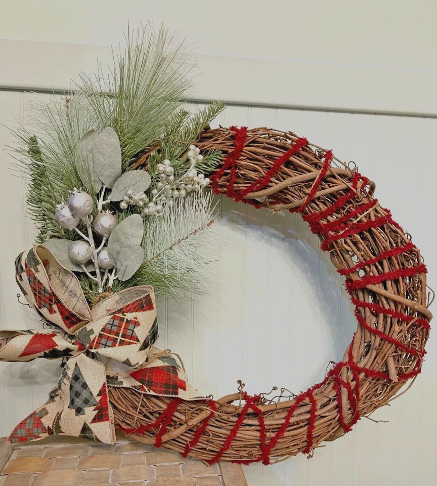 Corona colgante de Navidad rústica primitiva de campo hecha a mano Foto 4 de 4